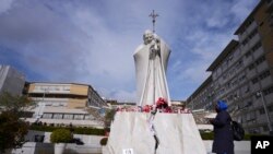 Žena se moli za papu Franju ispred bolnice Gemelli u kojoj je papa od 14. februara hospitalizovan, Rim, Italija, 26. februara 2025.