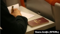 O prijemu kandidata fakulteti bi donosili isključivo u odnosu na uspeh ostvaren u srednjoj školi i rezultat postignut na državnoj maturi. Na fotografiji student pored univerzitetskog indeksa, ilustracija.