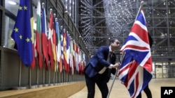 Uklanjanje zastave Velike Britanije iz zgrade Vijeća Europe u Briselu.