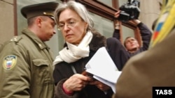 Ana Politkovskaja je 2004. napisala: "Vraćamo se nazad u sovjetski ponor, u informacijski vakuum koji ispisuje smrt iz našeg neznanja".