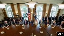 La o reuniune cu membri ai Congresului la Casa Albă