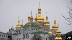 Mănăstirea Peșterilor, cunoscută și drept Kiev-Pecersk Lavra, unul din lăcașurile cele mai venerate ale bisericii ortodoxe care ascultă de Moscova. 