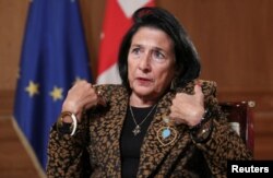 Aktuelna predsednica Gruzije Salome Zurabišvili je trn u oku vladajućoj partiji Gruzijski san koju kritikuje zbog sve autoritarnijeg stava.