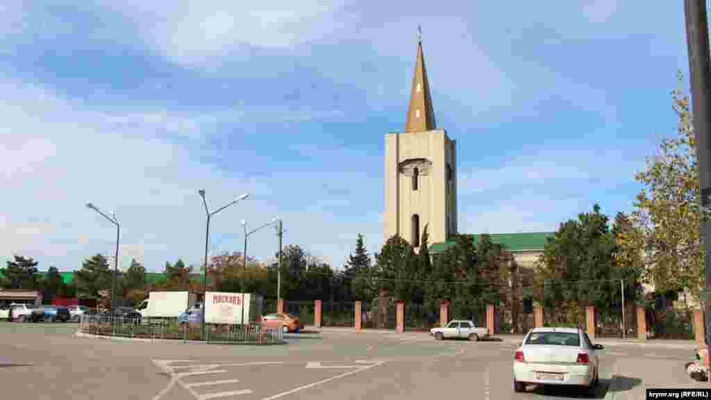 Через дорогу от центральной улицы &ndash; действующая церковь Святых и праведных Захария и Елизаветы, возведенная в XIX веке по проекту итальянского архитектора Растрелли