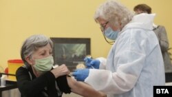 Хиляди българи с хронични заболявания, както и такива на възраст над 60 години, "са можели да избегнат тежко боледуване и смърт, ако са били ваксинирани навреме", се казва в жалбата до Европейския комитет по социални права.