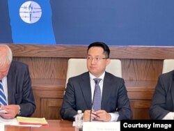 Хьонгсунг Лий е бивш севернокорейски войник, който днес се застъпва за развитието на млади лидери сред севернокорейските дезертьори в САЩ.