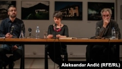 Nemanja Stjepanović, moderatorica i organizatorka Nataša Govedarica iz Foruma ZFD i Viktor Ivančić na promociji u Beogradu