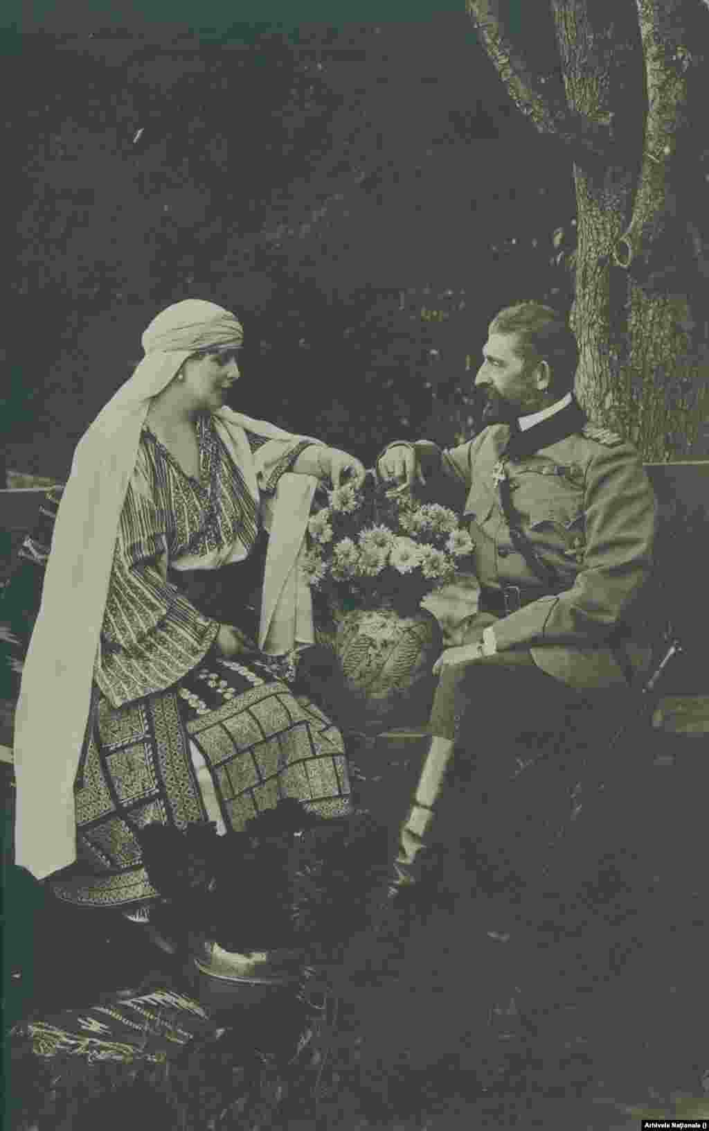 Regina Maria și Regele Ferdinand în primăvara lui 1918, la Bicaz, într-o moment de respiro, pe fondul războiului.