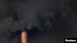 Чорний дим з комина Сикстинської капели, який означає, що нового Папу Римського ще не обрано