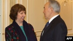 Комиссар Евросоюза по внешней политике Кэтрин Эштон (слева) и президент Казахстана Нурсултан Назарбаев. Алматы, 25 февраля 2013 года.