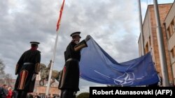 Илустрација- знамето на НАТО подигнато пред македонското собрание