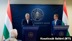 Orbán Viktor miniszterelnök és Matolcsy György jegybankelnök 2021. július 6-án beszédet tart, miután megtekintették az ország aranytartalékát