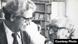 В 1973 году в читальном зале одного из алматинских вузов неожиданно встретились два бывших узника Эбензее - Илья Назаров (слева) и Ханс Шпиккер (из Берлина). Фото из архива автора.