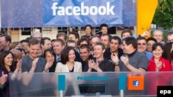 Osnivač Facebooka Mark Zuckerberg zajedno sa kolegama tokom izlaska kompanije na tržište 18. maja 2012.