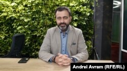 Analistul Radu Magdin, în redacția Europei Libere, în așteptarea rezultatelor de la primul tur de scrutin al prezidențialelor din noiembrie 2024.