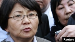 Голова тимчасового уряду Роза Отунбаєва. Бішкек, 9 квітня 2010 року