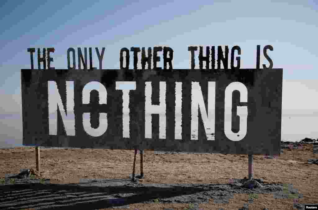 &quot;Az egyetlen másik dolog a semmi&quot; - áll ezen az installáción a Salton-tavi strandon Kaliforniában.