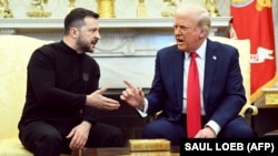 Президент Украины Владимир Зеленский (слева) и президент США Дональд Трамп