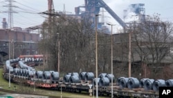 Čelik spreman za transport u glavnoj fabrici proizvođača čelika ThyssenKrupp AG u Duisburgu, Njemačka, februar 2025.