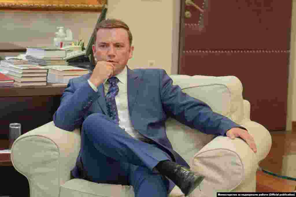 МАКЕДОНИЈА - Шефот на македонската дипломатија Бујар Османи и портпарол на ДУИ, за албанската телевизија Њуз 24 истакна дека на државата не и требаат предвремени избори, бидејќи земјата ќе влезе во политичка криза. Тој изјави дека ДУИ и тој како прв министер Албанец за надворешни работи, ќе продолжат да го одржуваат евроатлантскиот курс, кој е од витално значење не само за земјата, туку и за регионот.