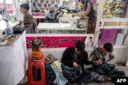 Un atelier de croitorie din Kabul. Regimul taliban le-a interzis croitorilor bărbați să confecționeze haine pentru femei.