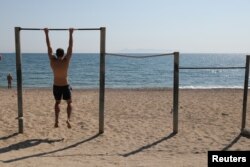 Nem volt zsúfolt az athéni tengerpart 2020. április 28-án.