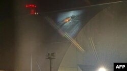 A csernobili atomerőmű négyes blokkja feletti biztonsági burkolat az orosz támadás után, 2025. február 14-én