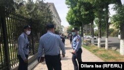 Сотрудники полиции у места возможного митинга в Шымкенте. 1 мая 2021 года.