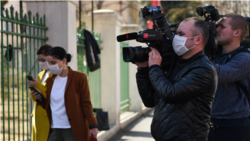 ქართველი ჟურნალისტები მუშაობენ პირბადეებით პანდემიის პირობებში