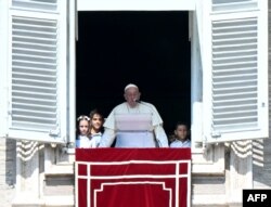 Papa Franjo drži govor hodočasnicima sa djecom sa pet kontinenata tokom nedjeljne molitve Angelus na Trgu Svetog Petra u Vatikanu 1. oktobra 2023. godine.