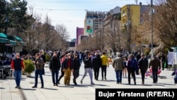 Kosovë: qytetarë në sheshin "Nënë Tereza" të Prishtinës
