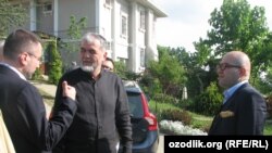 Глава «Народного движения Узбекистана» Мухаммад Салих (справа).