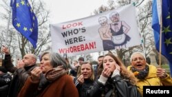 Premierii slovac Robert Fico și ungurul Viktor Orban, cunoscuți pentru că se opun înarmării Ucrainei, au fost întâmpinați cu huiduieli și pancarte critice marți, la Praga. 