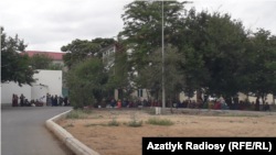 Очередь у продуктового магазина в Ашгабате.