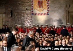 Деякі депутати виходять із зали на знак протесту