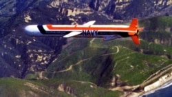 Archív fotó egy Tomahawk rakétáról repülés közben