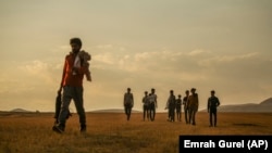 ترکیه په سختۍ افغانانو ته ویزې ورکوي. د ځینو په باور، له همدې امله افغان پناه غوښتونکي په خطرناکو قاچاقي لارو دغه هېواد ته په تلو مجبوریږي.