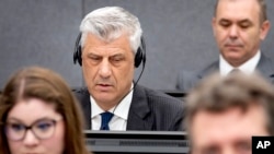 Ish-presidenti i Kosovës, Hashim Thaçi, gjatë një paraqitjeje para Dhomave të Specializuara të Kosovës në Hagë. Fotografi nga arkivi. 