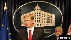 Комісар ЄС з питань розширення Штефан Фюле (ліворуч) звертається до засобів масової інформації після зустрічі з прем'єр-міністром Сербії Мірко Цветковичем в Белграді, 14 жовтня 2011 року