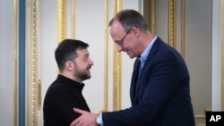 Ukrajinski predsjednik Volodimyr Zelenski (lijevo) i predsjedavajući njemačke Krišćansko-demokratske partije (CDU) Friedrich Merz rukuju se tokom sastanka u Kijevu 9. decembra 2024.
