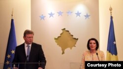 Komisionari për Zgjerim i Bashkimit Evropian, Shtefan Fyle dhe presidentja e Kosovës Atifete Jahjaga