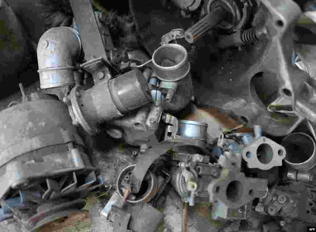 A karosszéria műanyagból készült, papírral vagy pamutszállal keverve, hogy spóroljanak az acélimporton. A hátsó ablakok nem nyithatók, a zajos kétütemű motor pedig vastag füstfelhőt bocsátott ki