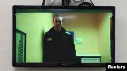 Alexei Navalnîi, în timpul unei legături video într-o ședină de judecată a tribunalului din Moscova, în aprilie. 