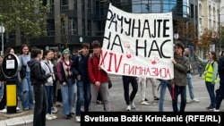 Grupa srednjoškolaca je u znak podrške Dijani Hrki blokirala saobraćaj u centru Beograda, u blizini Skupštine Srbije gde ona štrajkuje glađu, 3. novembar 2025.
