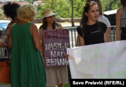 Okupljeni na protestu su nosili transparente sa porukama "da li sudske odluke važe samo na papiru", "vladavina ulice ili vladavina prava", "stop mizoginiji", "zaštitite žene i djecu od nasilja", "stop zloupotrebi roditeljskog prava"...