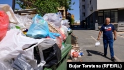 Rafet Berisha duke hedhur mbeturina në kontejnerët e stërmbushur në Fushë Kosovë.