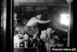 Херсон, 1 июля 2023 года. Уборка в доме по улице Чайковского после затопления, вызванного подрывом Каховской ГЭС