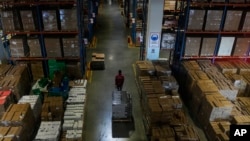 Magazina të dyqaneve online. Fotografi ilustruese nga arkivi.