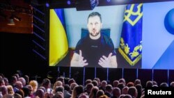 Volodimir Zelenszkij ukrán elnök beszédet mond az Offshore Northern Seas 2022 konferencián a norvégiai Stavangerben 2022. augusztus 29-én