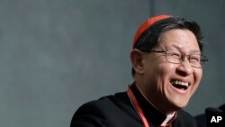 Cardinalul Luis Tagle în timpul unei conferințe de presă a Sinodului de la Vatican, pe 23 octombrie 2018.